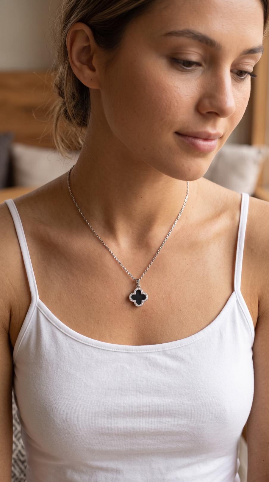 Gümüş Renk Siyah Mineli Zirkon Taşlı Yonca Figürlü Kolye